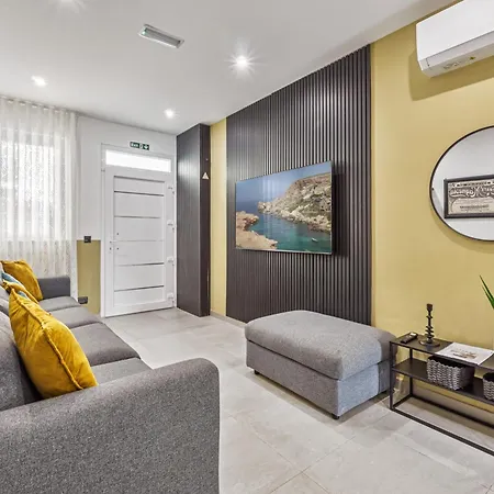 2 Private - Courtyard - Steps From The Sea Appartement St. Paul's Bay