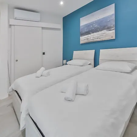 2 Private - Courtyard - Steps From The Sea Appartement St. Paul's Bay