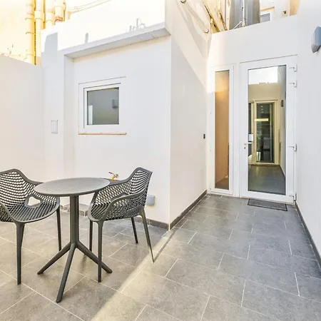 2 Private - Courtyard - Steps From The Sea