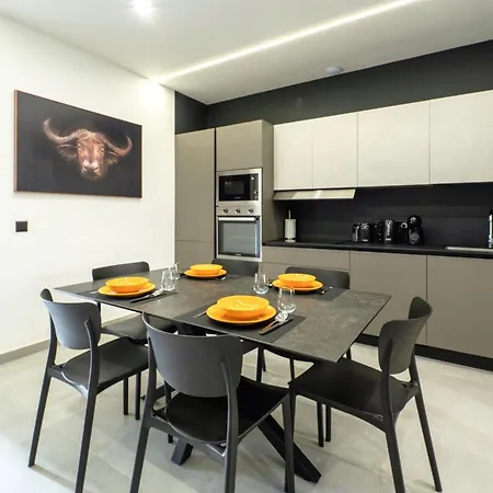 2 Private - Courtyard - Steps From The Sea Appartement *