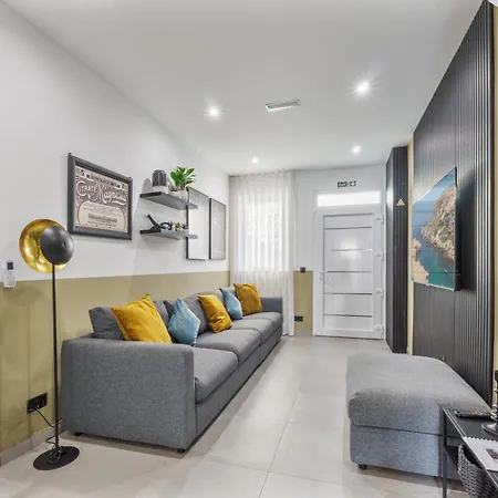 2 Private - Courtyard - Steps From The Sea Appartement St. Paul's Bay