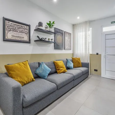 2 Private - Courtyard - Steps From The Sea