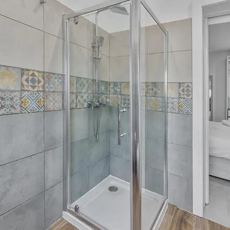 2 Private - Courtyard - Steps From The Sea Appartement