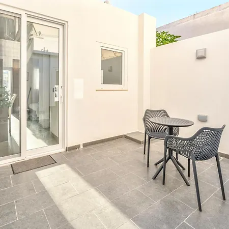 2 Private - Courtyard - Steps From The Sea *