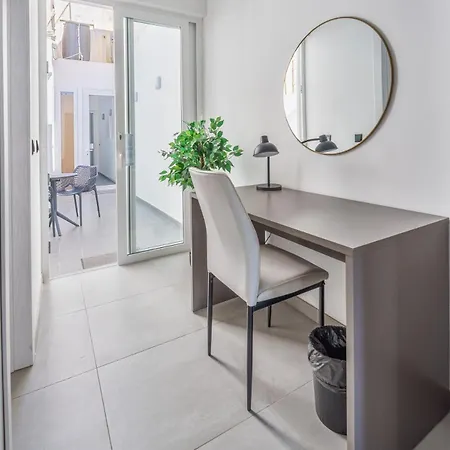 2 Private - Courtyard - Steps From The Sea