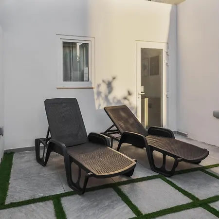 2 Private - Courtyard - Steps From The Sea Appartement